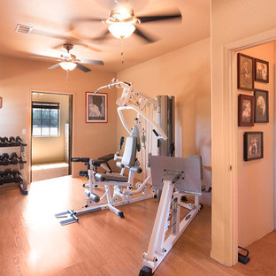 フェニックスのサンタフェスタイルのおしゃれなホームジムの写真