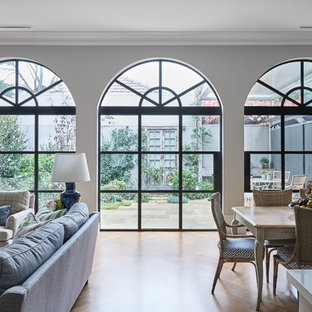 メルボルンのトラディショナルスタイルのLDKの画像 (グレーの壁、無垢フローリング、茶色い床)