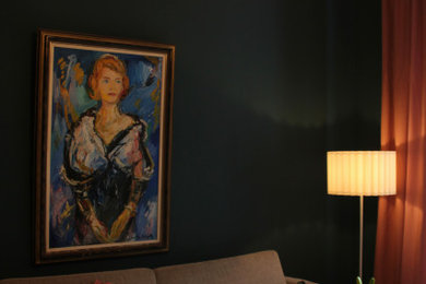 Mittelgroßes, Abgetrenntes Stilmix Wohnzimmer mit grüner Wandfarbe, hellem Holzboden und TV-Wand in Düsseldorf