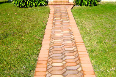 This is an example of a transitional landscaping in Los Angeles.