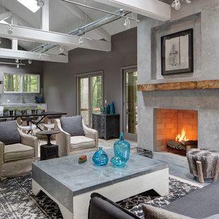 Inspiration för ett stort funkis allrum med öppen planlösning, med grå väggar, ljust trägolv, en standard öppen spis, en spiselkrans i betong och beiget golv