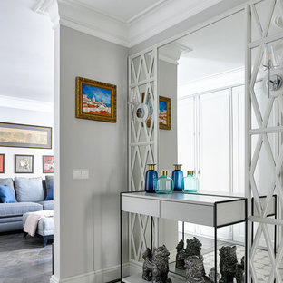 Foto på en vintage hall, med grå väggar och grått golv