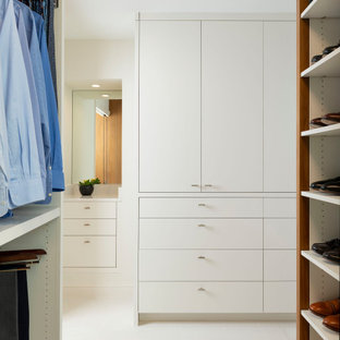 Ispirazione per armadi e cabine armadio design di medie dimensioni con ante lisce, ante in legno scuro, pavimento in gres porcellanato e pavimento bianco