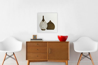 Example of a mid-sized mid-century modern home design design in Orange County