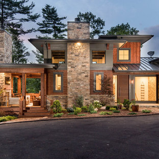 Foto på ett stort funkis flerfärgat hus, med tre eller fler plan, blandad fasad och tak i metall