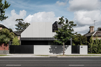 Ejemplo de fachada de casa negra moderna grande de dos plantas con tejado de metal