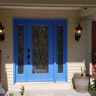 Modelo de puerta principal ecléctica con puerta simple y puerta azul