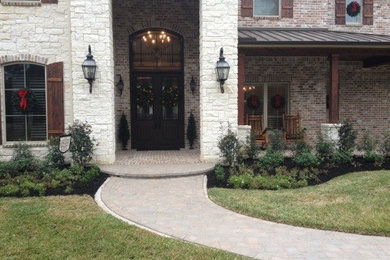 Inspiration for a traditional landscaping in Houston.