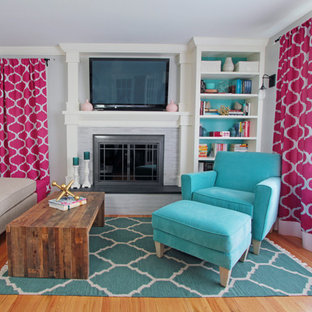 フィラデルフィアのモダンスタイルのおしゃれなホームオフィス・仕事部屋 (グレーの壁、淡色無垢フローリング、標準型暖炉、タイルの暖炉まわり、自立型机) の写真