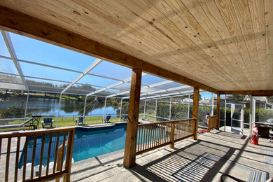 Foto de terraza en patio trasero con barandilla de madera