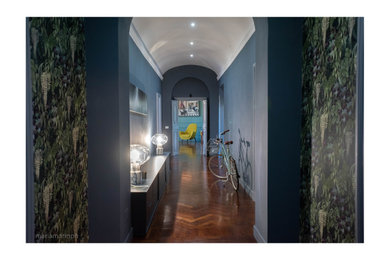 Ispirazione per un ampio ingresso o corridoio design con pareti blu e carta da parati