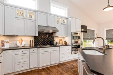 Example of a kitchen design in Kansas City