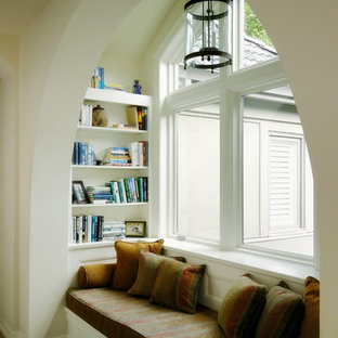 シアトルのトラディショナルスタイルのおしゃれな玄関ラウンジ (白い壁、カーペット敷き、ベージュの床) の写真