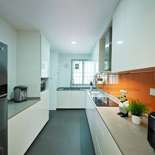 Kleine Moderne Küche in L-Form mit Vorratsschrank, flächenbündigen Schrankfronten, beigen Schränken, Marmor-Arbeitsplatte, Küchenrückwand in Orange und zwei Kücheninseln in Singapur