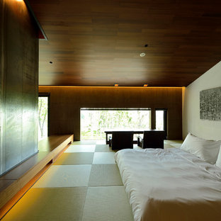 Asiatisk inredning av ett sovrum, med vita väggar och tatamigolv