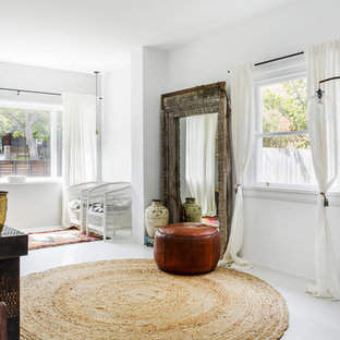 Modelo de salón abierto, mediterráneo, de tamaño medio, con paredes blancas, suelo de madera pintada y suelo blanco