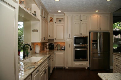 Example of a classic kitchen design in Houston