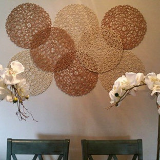 ニューアークの小さいトランジショナルスタイルのLDKの画像 (グレーの壁、無垢フローリング、暖炉なし)