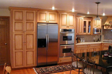 Bild på ett mellanstort vintage kök, med luckor med upphöjd panel, skåp i ljust trä, bänkskiva i koppar, beige stänkskydd, stänkskydd i keramik, rostfria vitvaror, ljust trägolv, en köksö, en undermonterad diskho och beiget golv