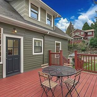 Mittelgroßes, Zweistöckiges, Grünes Rustikales Haus mit Holzfassade und Satteldach in Seattle