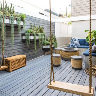 ロサンゼルスのビーチスタイルのおしゃれなデッキ (コンテナガーデン、日よけなし) の写真
