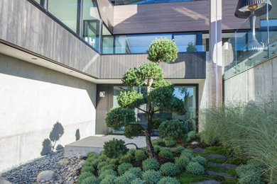 Inspiration for a modern garden in Vancouver.