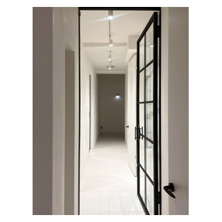 ホワイトとグレーのコントラストが美しい浴室・リビング リモデル - Modern - Living Room - Tokyo - by ボウ