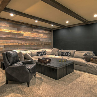 Diseño de sótano rural con paredes marrones, moqueta y suelo gris