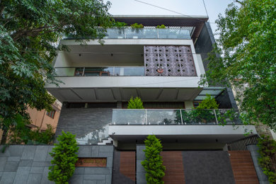 Design ideas for a contemporary exterior in Bengaluru.