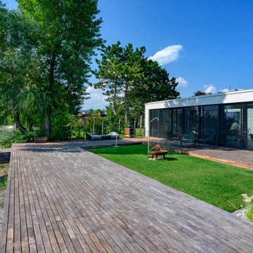 Moderner Seegarten mit großzügiger Holzterrasse