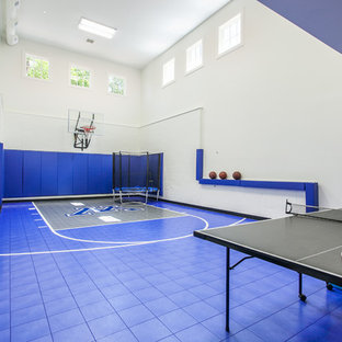 トラディショナルスタイルのおしゃれな室内コート (白い壁、青い床) の写真