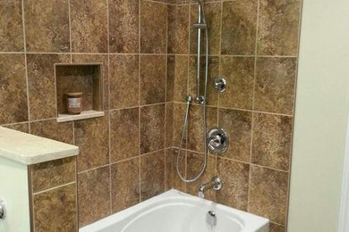 Example of a transitional alcove bathtub design in Toronto