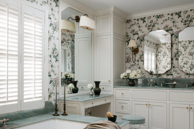 Bathroom - traditional bathroom idea in Chicago