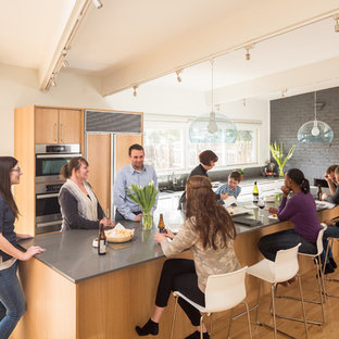 デンバーのミッドセンチュリースタイルのおしゃれなキッチンの写真