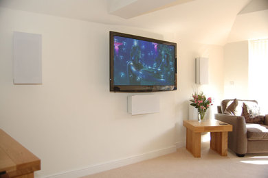 Mittelgroßes, Repräsentatives, Abgetrenntes Uriges Wohnzimmer ohne Kamin mit weißer Wandfarbe, Teppichboden und TV-Wand in Kent