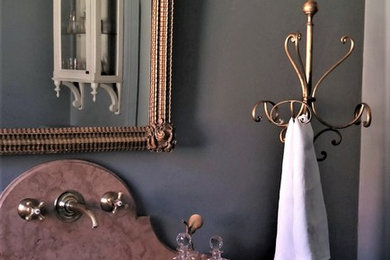 Foto di una stanza da bagno padronale country di medie dimensioni con ante beige, piastrelle multicolore, lastra di pietra, pareti grigie, pavimento in marmo, lavabo a consolle e top in marmo
