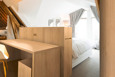 Foto de dormitorio principal minimalista grande sin chimenea con paredes blancas, moqueta y suelo beige