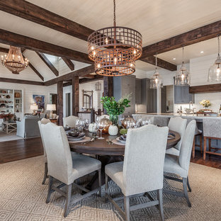 他の地域の広いカントリー風 LDKの画像 (白い壁、濃色無垢フローリング、暖炉なし)