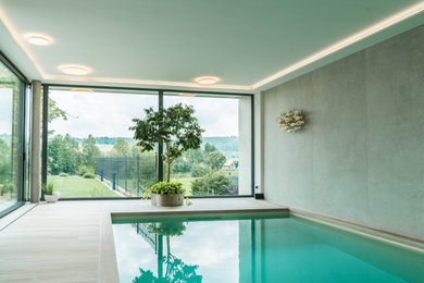 Glasfronten ermöglichen vom Pool aus einen Blick in den traumhaften Garten.
