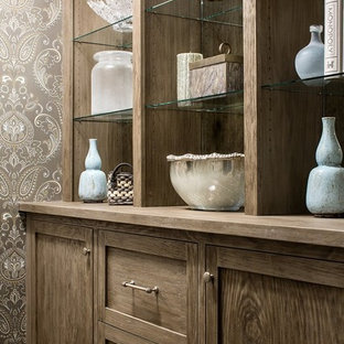 Bild på en liten vintage hall, med flerfärgade väggar och mörkt trägolv