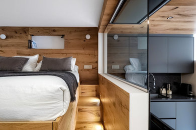 他の地域にある小さなラスティックスタイルのおしゃれな主寝室 (白い壁、無垢フローリング、板張り天井) のレイアウト