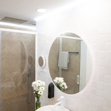 Detalle del lavabo con encimera de bambú y flores frescas