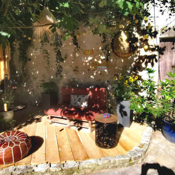 Création d'un espace guinguette chic dans un coin jardin non exploité