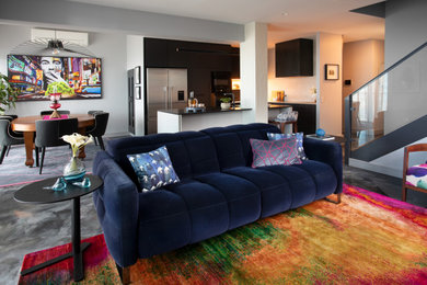 Idee per un soggiorno minimalista di medie dimensioni e aperto con pareti grigie, TV a parete e pavimento multicolore