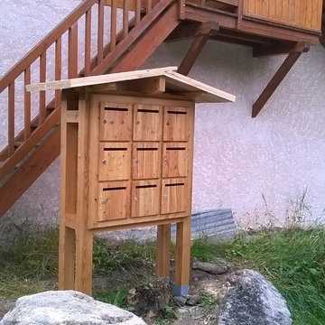 Batterie de boîtes aux lettres en bois
