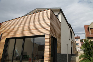 Idées déco pour une façade de maison contemporaine.