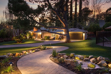 Inspiration for a traditional landscaping in Los Angeles.