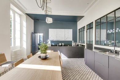 This is an example of a contemporary kitchen in Bordeaux.