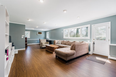Family room - mid-sized laminate floor family room idea in Bridgeport with blue walls