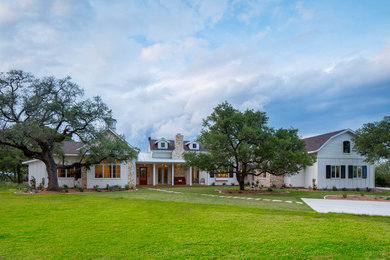 Country home design photo in Austin